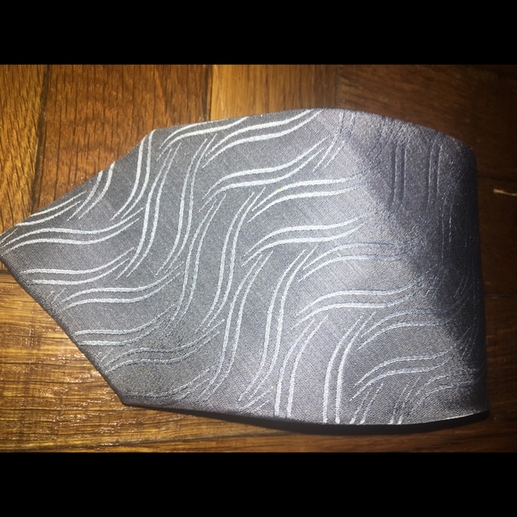 SOLD!!Armani Collezioni 100% silk tie. Grey - Picture 1 of 4